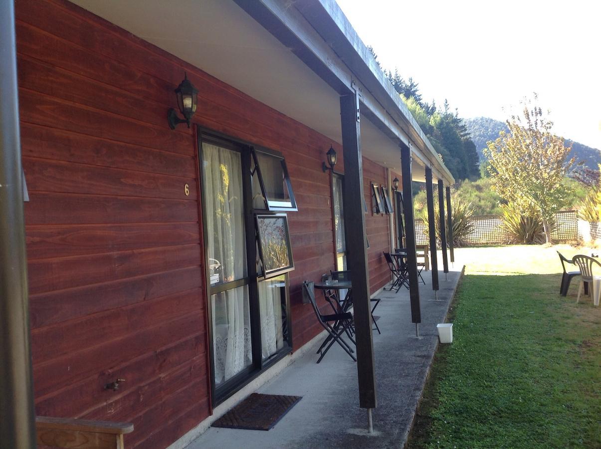 Owen River Tavern & Motels Exteriör bild