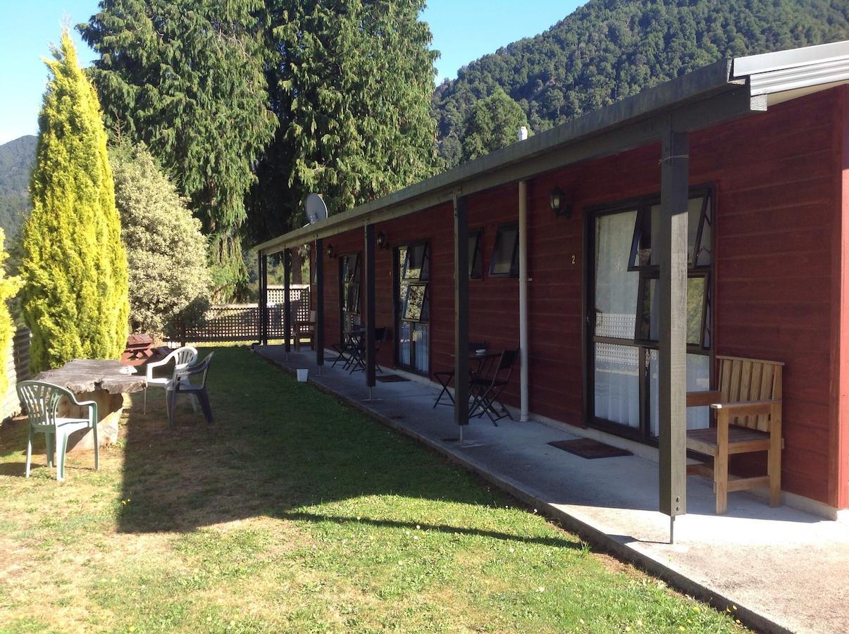 Owen River Tavern & Motels Exteriör bild